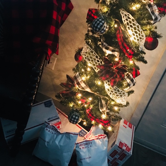 Meet your Posher, Lauren - Picture 2 of 2